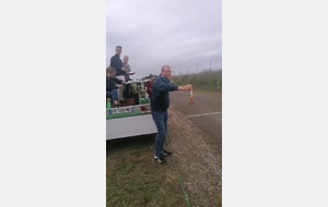 LE SONNEUR DE CLOCHE POUR L'ARRIVEE